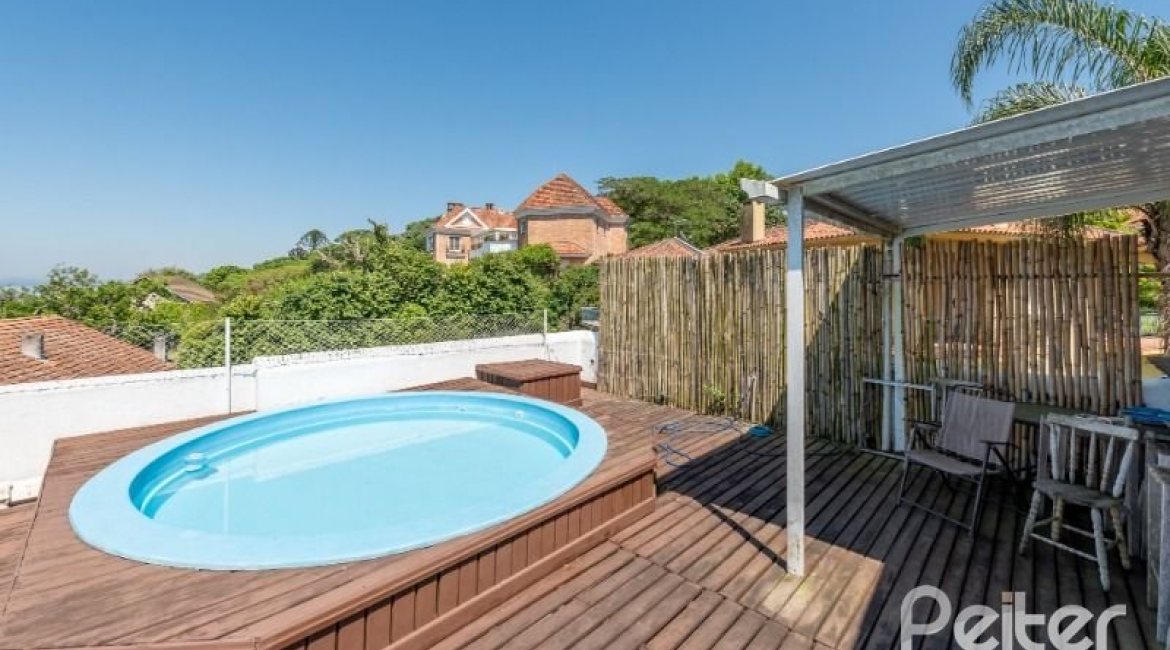 Casa à venda com 442m², 3 dormitórios, 1 suíte, 4 vagas, no bairro Vila Conceição em Porto Alegre