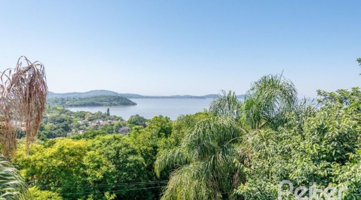 Casa à venda com 442m², 3 dormitórios, 1 suíte, 4 vagas, no bairro Vila Conceição em Porto Alegre