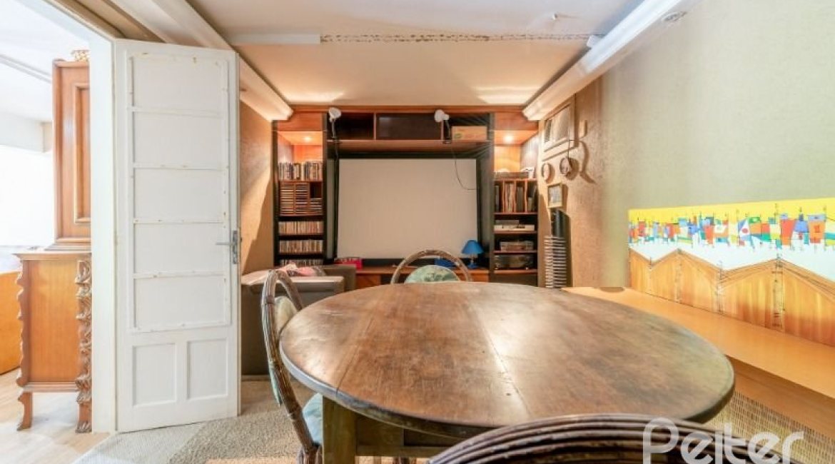 Casa à venda com 442m², 3 dormitórios, 1 suíte, 4 vagas, no bairro Vila Conceição em Porto Alegre