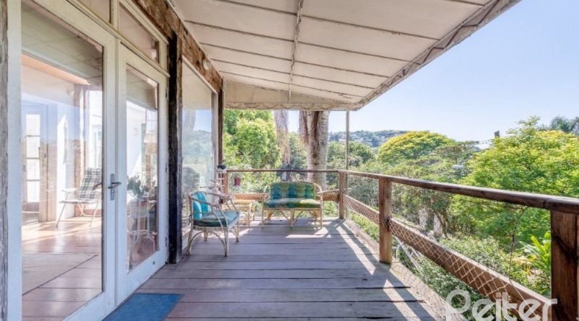 Casa à venda com 442m², 3 dormitórios, 1 suíte, 4 vagas, no bairro Vila Conceição em Porto Alegre