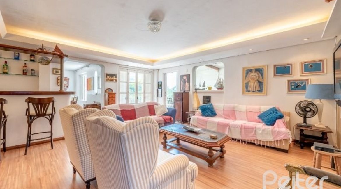 Casa à venda com 442m², 3 dormitórios, 1 suíte, 4 vagas, no bairro Vila Conceição em Porto Alegre