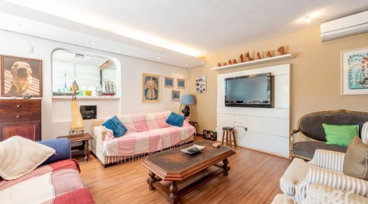 Casa à venda com 442m², 3 dormitórios, 1 suíte, 4 vagas, no bairro Vila Conceição em Porto Alegre