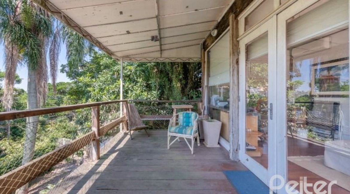 Casa à venda com 442m², 3 dormitórios, 1 suíte, 4 vagas, no bairro Vila Conceição em Porto Alegre