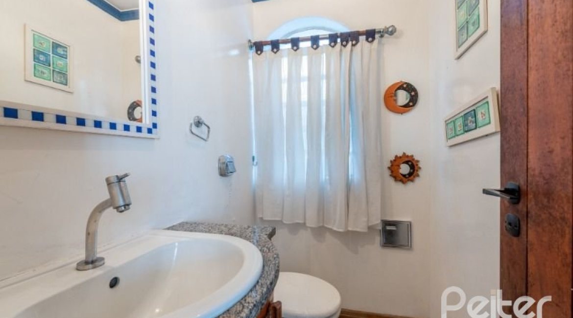 Casa à venda com 442m², 3 dormitórios, 1 suíte, 4 vagas, no bairro Vila Conceição em Porto Alegre