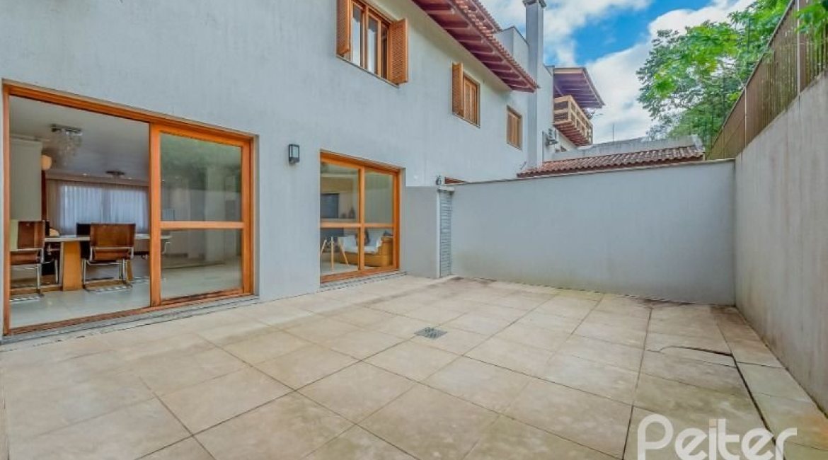 Casa em Condomínio à venda com 334m², 4 dormitórios, 1 suíte, 2 vagas, no bairro Jardim Isabel em Porto Alegre