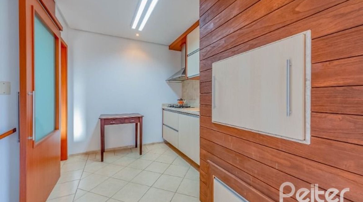 Casa em Condomínio à venda com 334m², 4 dormitórios, 1 suíte, 2 vagas, no bairro Jardim Isabel em Porto Alegre