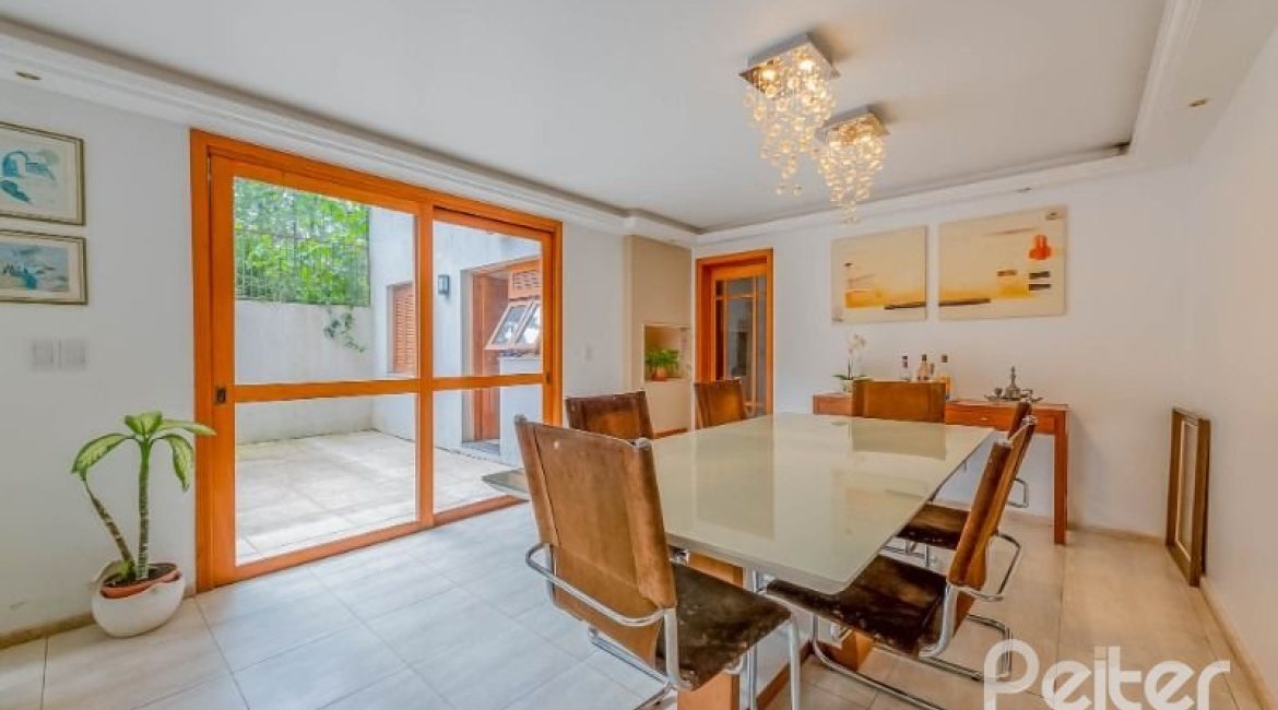 Casa em Condomínio à venda com 334m², 4 dormitórios, 1 suíte, 2 vagas, no bairro Jardim Isabel em Porto Alegre