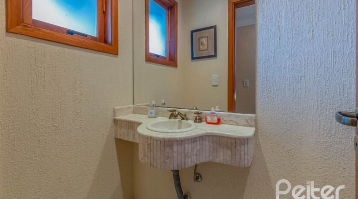 Casa em Condomínio à venda com 334m², 4 dormitórios, 1 suíte, 2 vagas, no bairro Jardim Isabel em Porto Alegre