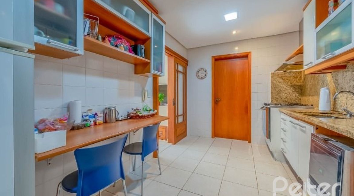 Casa em Condomínio à venda com 334m², 4 dormitórios, 1 suíte, 2 vagas, no bairro Jardim Isabel em Porto Alegre