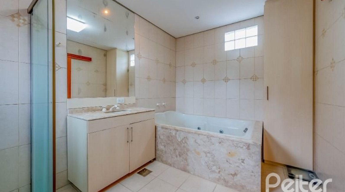 Casa em Condomínio à venda com 334m², 4 dormitórios, 1 suíte, 2 vagas, no bairro Jardim Isabel em Porto Alegre