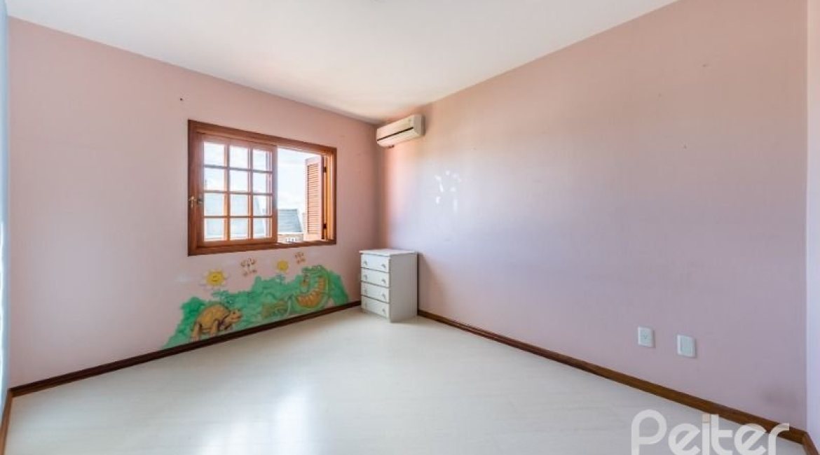 Casa à venda com 217m², 3 dormitórios, 1 suíte, 2 vagas, no bairro Ipanema / Imperial Parque em Porto Alegre