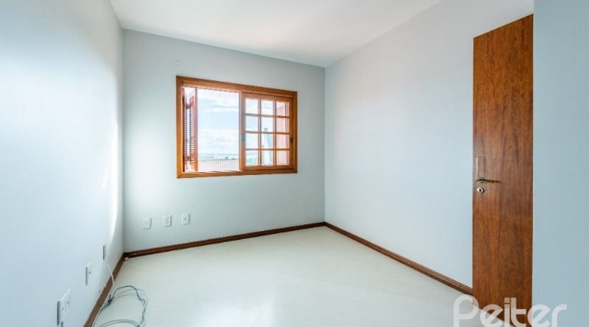 Casa à venda com 217m², 3 dormitórios, 1 suíte, 2 vagas, no bairro Ipanema / Imperial Parque em Porto Alegre