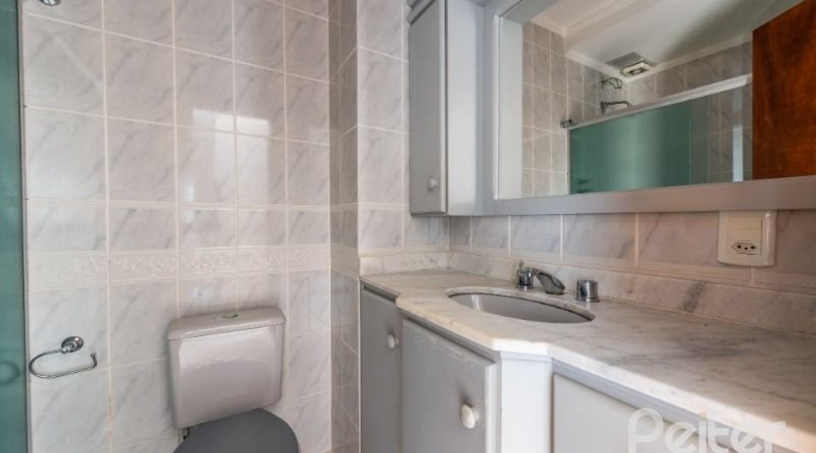 Casa à venda com 217m², 3 dormitórios, 1 suíte, 2 vagas, no bairro Ipanema / Imperial Parque em Porto Alegre