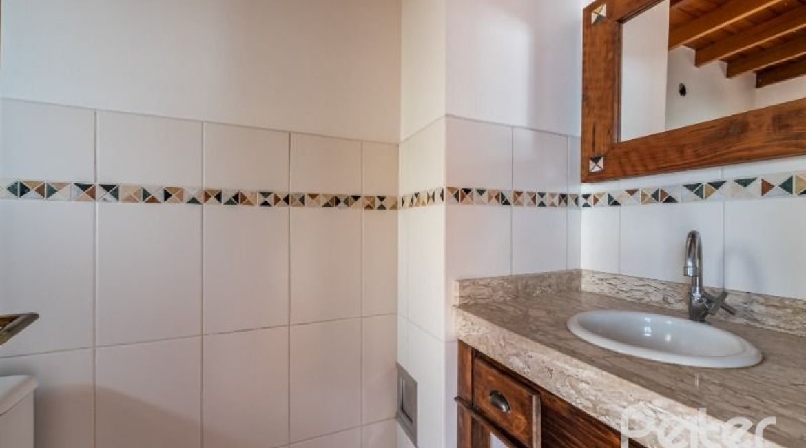 Casa à venda com 217m², 3 dormitórios, 1 suíte, 2 vagas, no bairro Ipanema / Imperial Parque em Porto Alegre