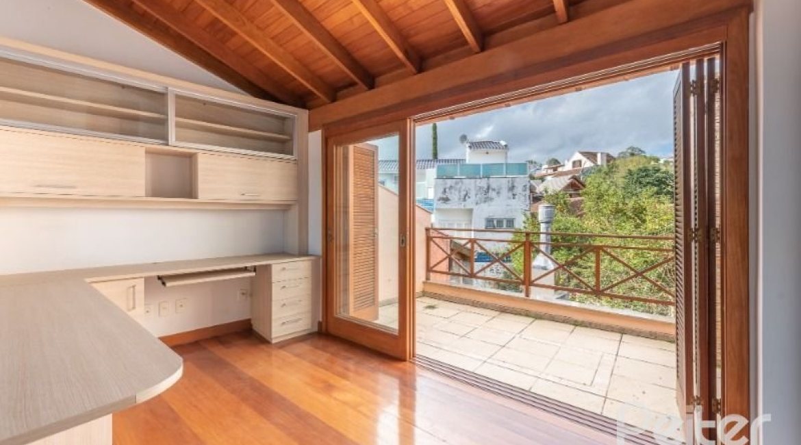 Casa à venda com 217m², 3 dormitórios, 1 suíte, 2 vagas, no bairro Ipanema / Imperial Parque em Porto Alegre