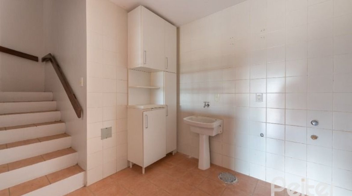 Casa à venda com 217m², 3 dormitórios, 1 suíte, 2 vagas, no bairro Ipanema / Imperial Parque em Porto Alegre