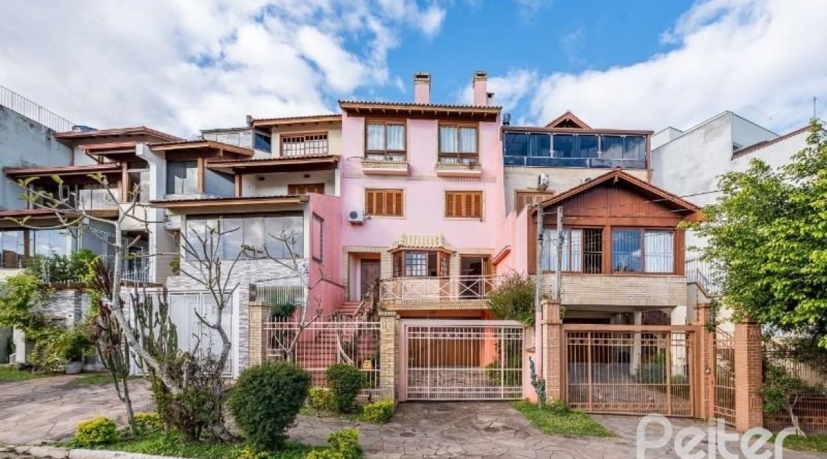 Casa à venda com 217m², 3 dormitórios, 1 suíte, 2 vagas, no bairro Ipanema / Imperial Parque em Porto Alegre