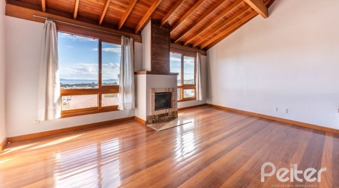 Casa à venda com 217m², 3 dormitórios, 1 suíte, 2 vagas, no bairro Ipanema / Imperial Parque em Porto Alegre