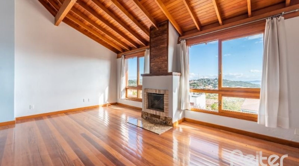 Casa à venda com 217m², 3 dormitórios, 1 suíte, 2 vagas, no bairro Ipanema / Imperial Parque em Porto Alegre