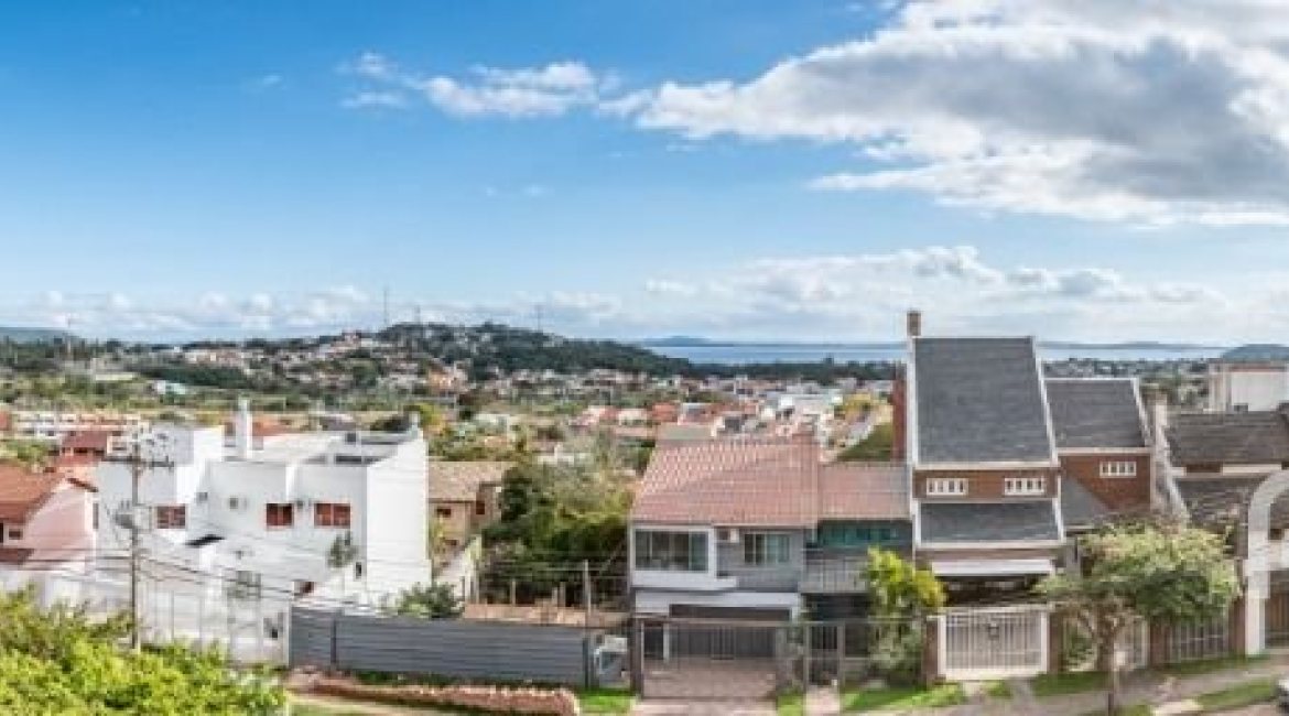 Casa à venda com 217m², 3 dormitórios, 1 suíte, 2 vagas, no bairro Ipanema / Imperial Parque em Porto Alegre