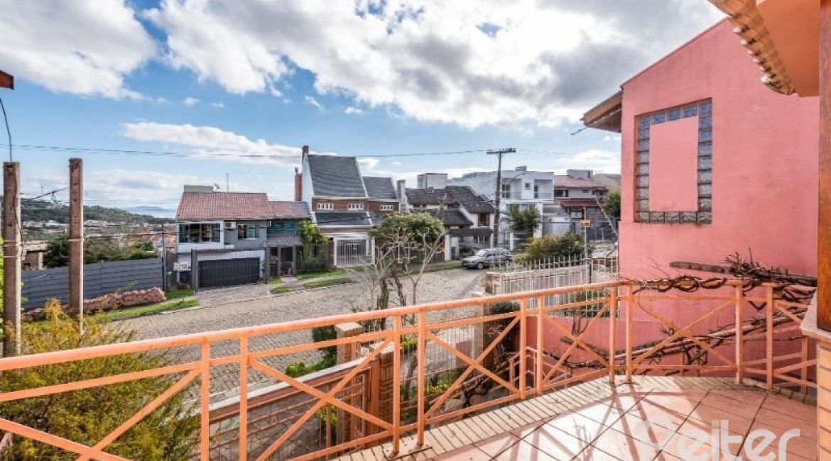 Casa à venda com 217m², 3 dormitórios, 1 suíte, 2 vagas, no bairro Ipanema / Imperial Parque em Porto Alegre