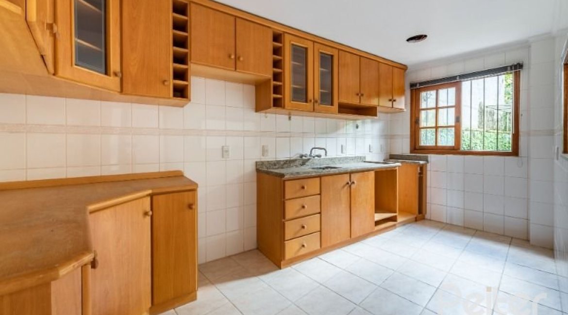 Casa à venda com 217m², 3 dormitórios, 1 suíte, 2 vagas, no bairro Ipanema / Imperial Parque em Porto Alegre