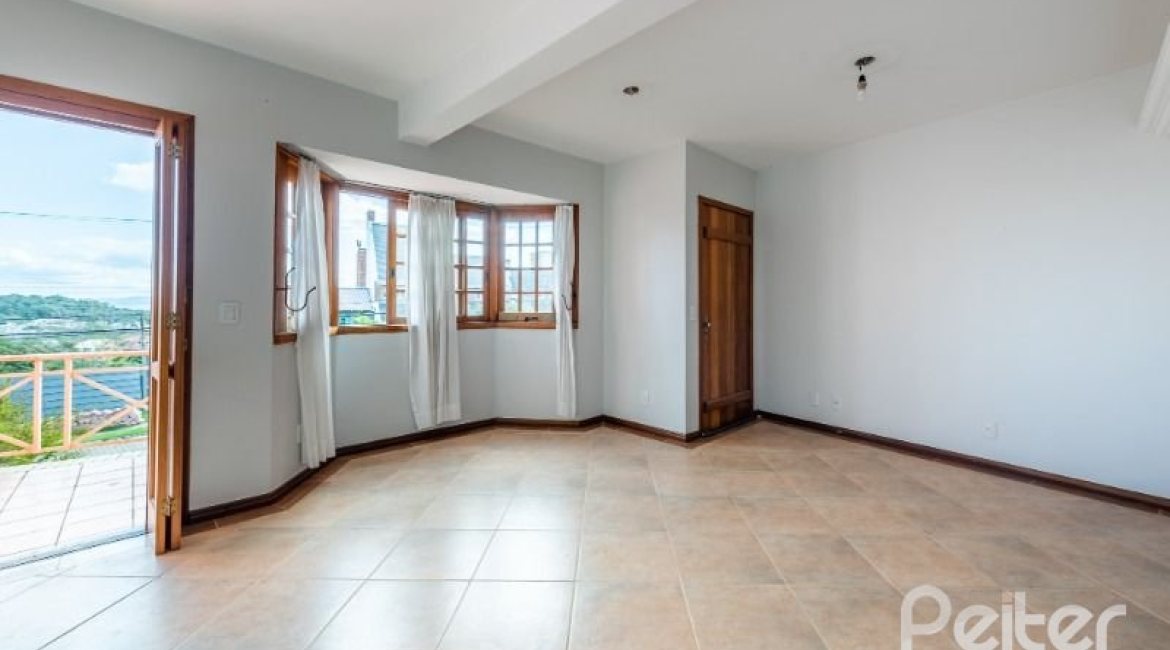 Casa à venda com 217m², 3 dormitórios, 1 suíte, 2 vagas, no bairro Ipanema / Imperial Parque em Porto Alegre