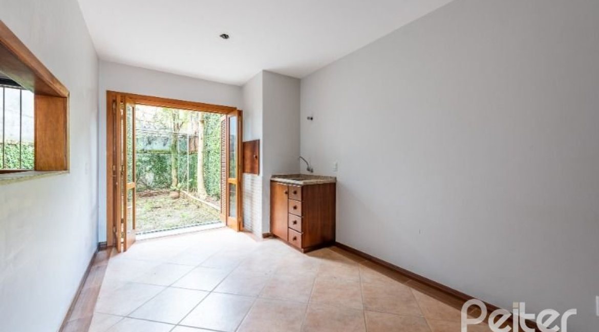 Casa à venda com 217m², 3 dormitórios, 1 suíte, 2 vagas, no bairro Ipanema / Imperial Parque em Porto Alegre