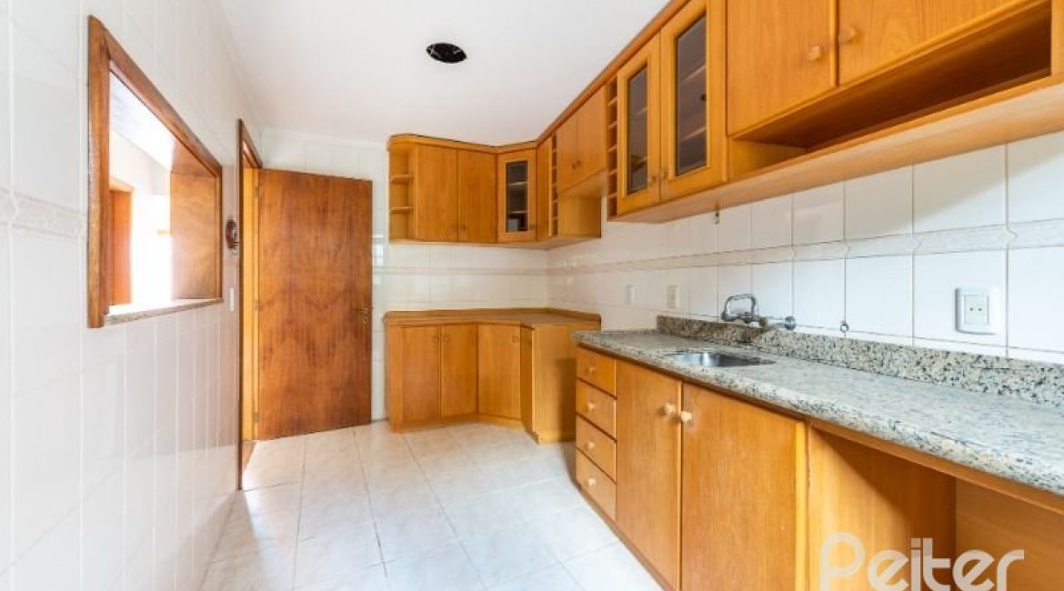 Casa à venda com 217m², 3 dormitórios, 1 suíte, 2 vagas, no bairro Ipanema / Imperial Parque em Porto Alegre