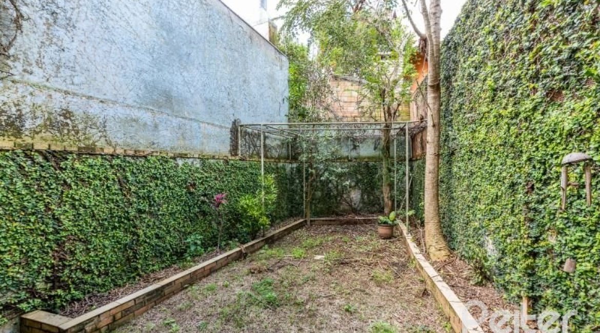 Casa à venda com 217m², 3 dormitórios, 1 suíte, 2 vagas, no bairro Ipanema / Imperial Parque em Porto Alegre