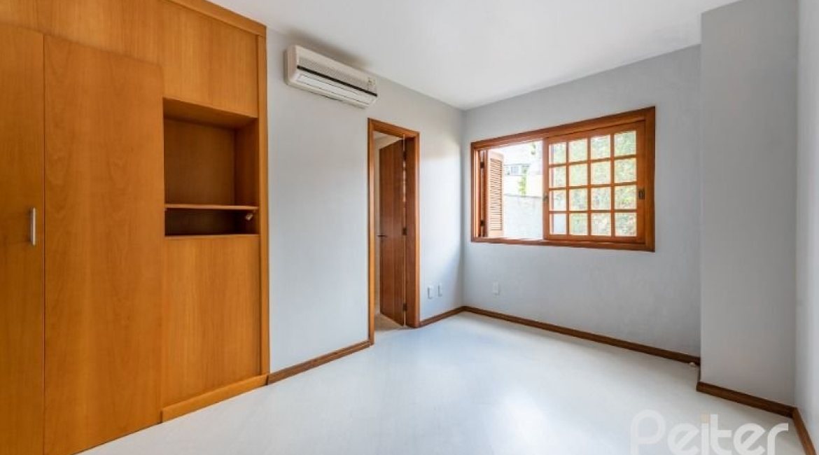 Casa à venda com 217m², 3 dormitórios, 1 suíte, 2 vagas, no bairro Ipanema / Imperial Parque em Porto Alegre