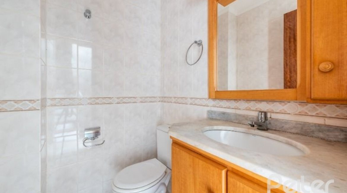 Casa à venda com 217m², 3 dormitórios, 1 suíte, 2 vagas, no bairro Ipanema / Imperial Parque em Porto Alegre