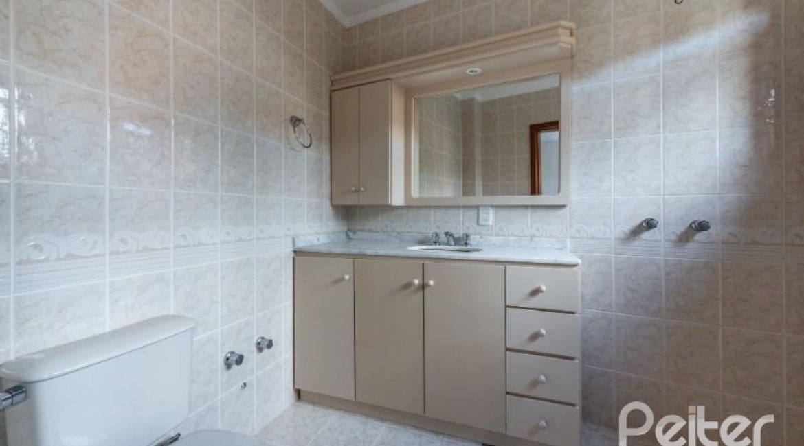 Casa à venda com 217m², 3 dormitórios, 1 suíte, 2 vagas, no bairro Ipanema / Imperial Parque em Porto Alegre