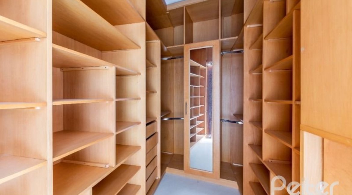 Casa à venda com 217m², 3 dormitórios, 1 suíte, 2 vagas, no bairro Ipanema / Imperial Parque em Porto Alegre