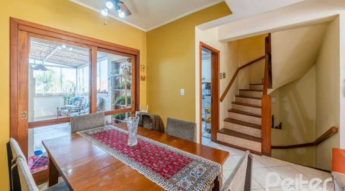 Casa em Condomínio à venda com 204m², 3 dormitórios, 1 suíte, 2 vagas, no bairro Cristal em Porto Alegre