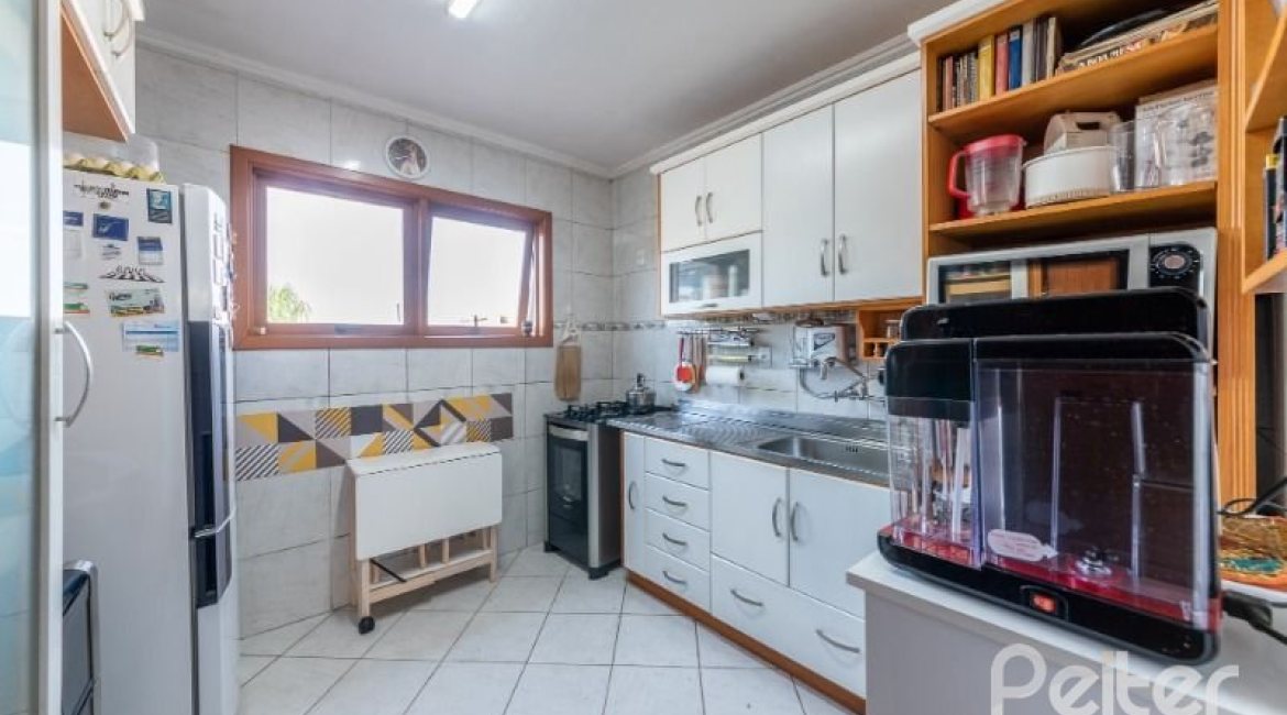 Casa em Condomínio à venda com 204m², 3 dormitórios, 1 suíte, 2 vagas, no bairro Cristal em Porto Alegre