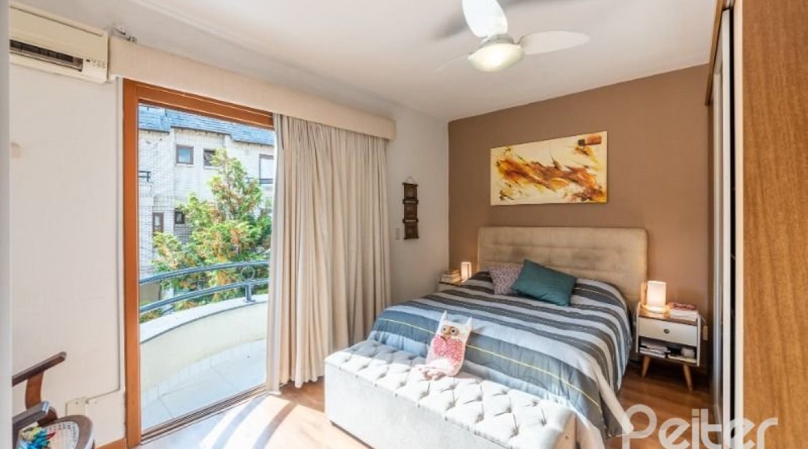 Casa em Condomínio à venda com 204m², 3 dormitórios, 1 suíte, 2 vagas, no bairro Cristal em Porto Alegre