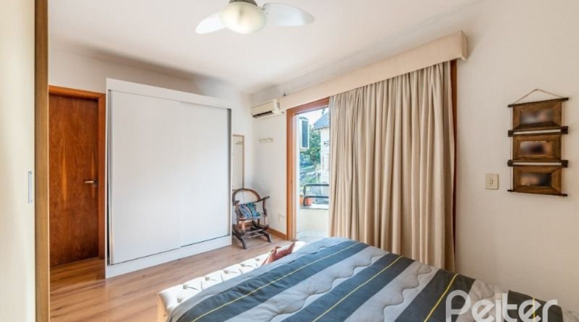 Casa em Condomínio à venda com 204m², 3 dormitórios, 1 suíte, 2 vagas, no bairro Cristal em Porto Alegre