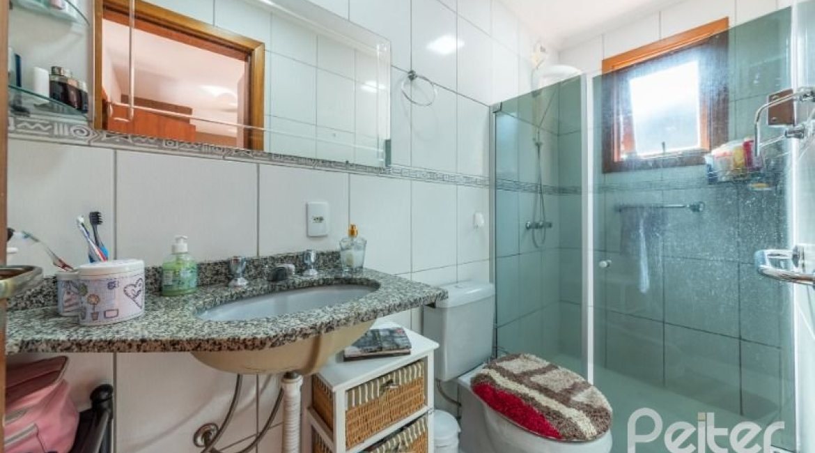 Casa em Condomínio à venda com 204m², 3 dormitórios, 1 suíte, 2 vagas, no bairro Cristal em Porto Alegre