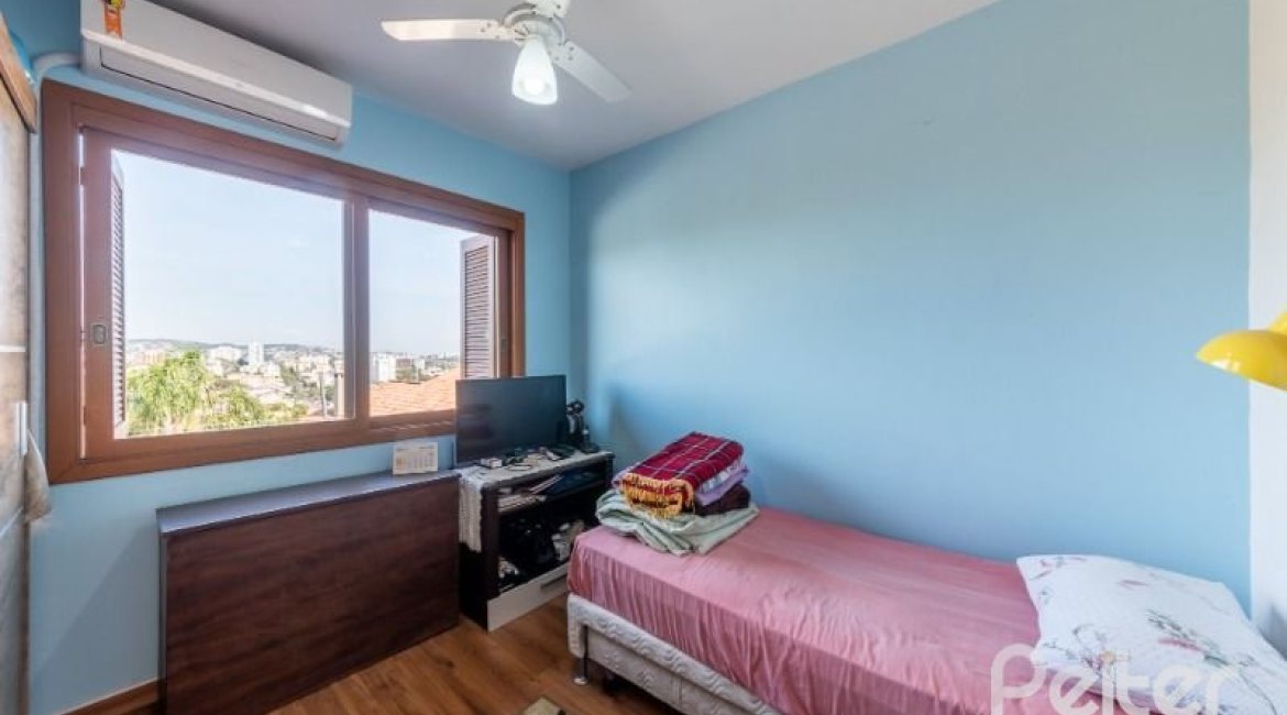 Casa em Condomínio à venda com 204m², 3 dormitórios, 1 suíte, 2 vagas, no bairro Cristal em Porto Alegre