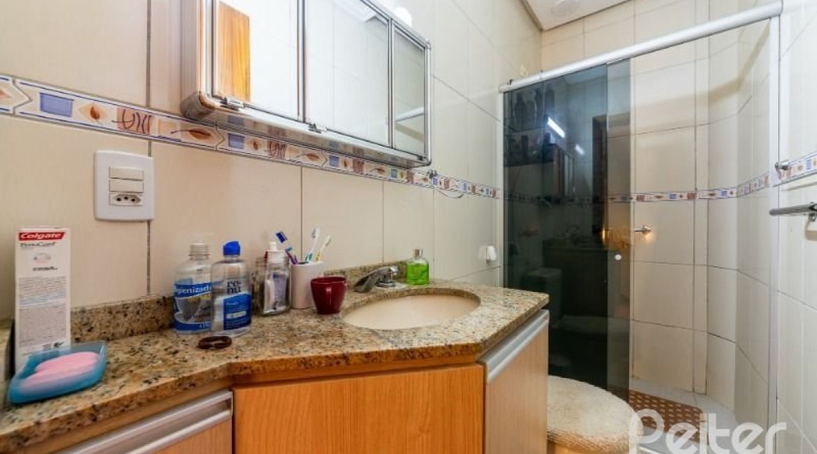 Casa em Condomínio à venda com 204m², 3 dormitórios, 1 suíte, 2 vagas, no bairro Cristal em Porto Alegre