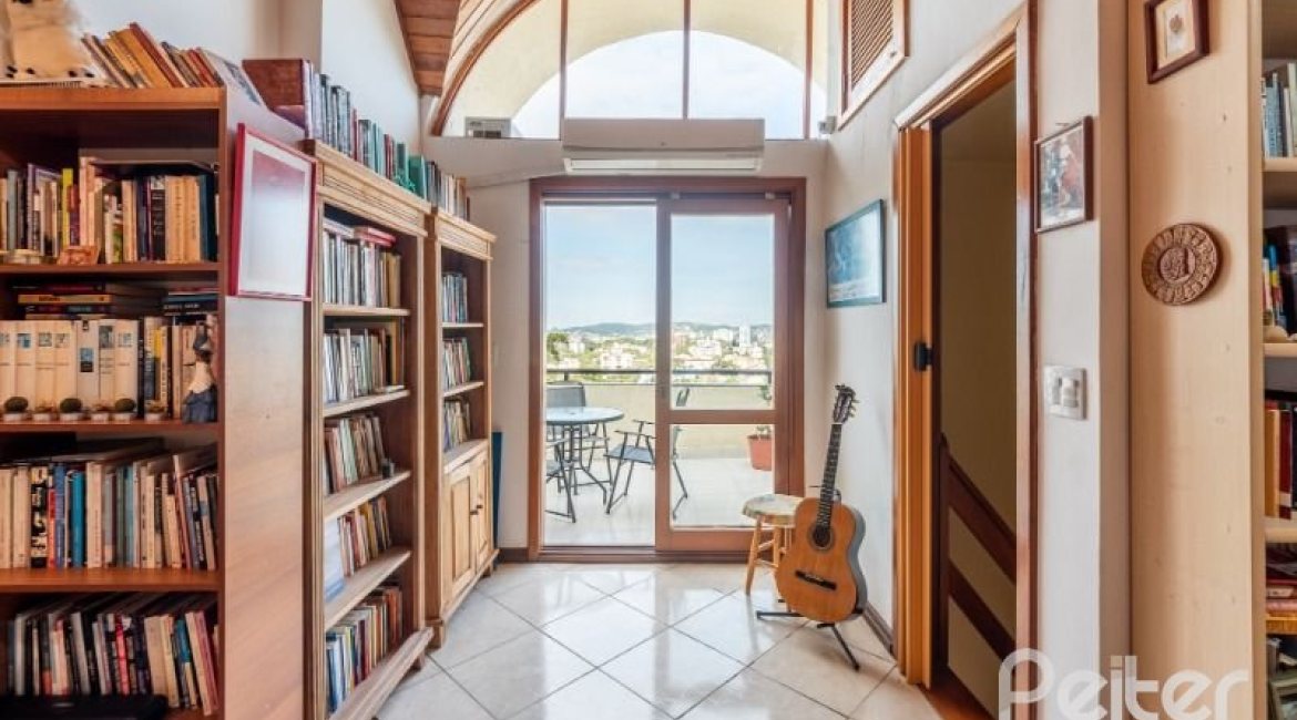 Casa em Condomínio à venda com 204m², 3 dormitórios, 1 suíte, 2 vagas, no bairro Cristal em Porto Alegre