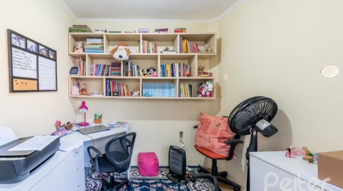 Casa em Condomínio à venda com 204m², 3 dormitórios, 1 suíte, 2 vagas, no bairro Cristal em Porto Alegre