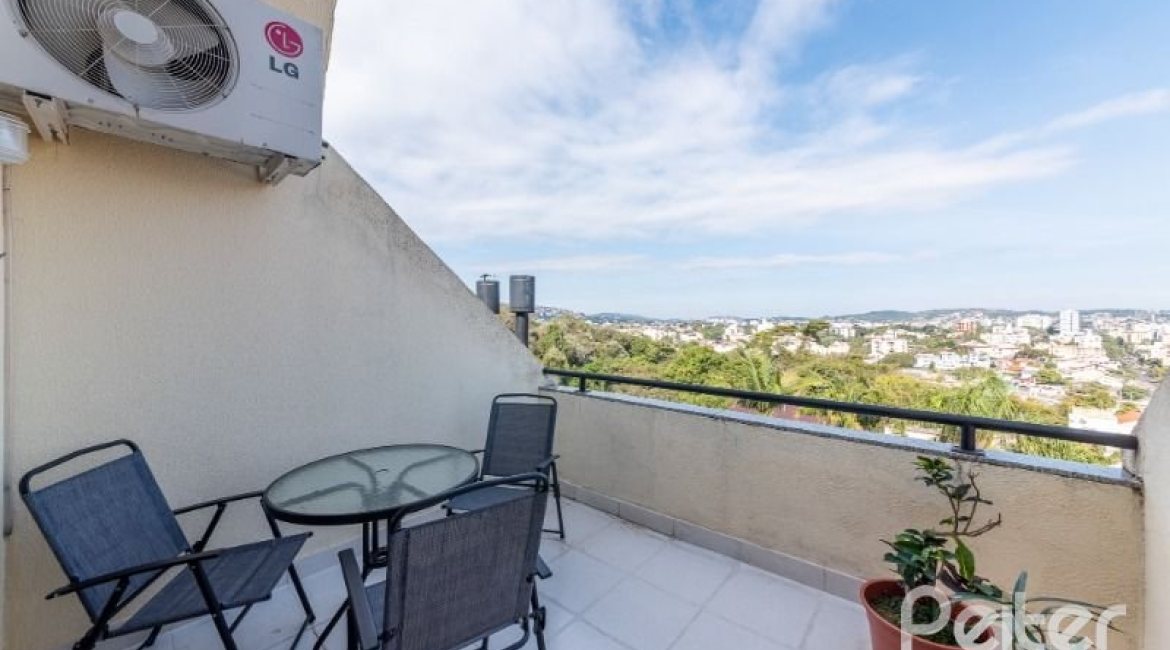 Casa em Condomínio à venda com 204m², 3 dormitórios, 1 suíte, 2 vagas, no bairro Cristal em Porto Alegre