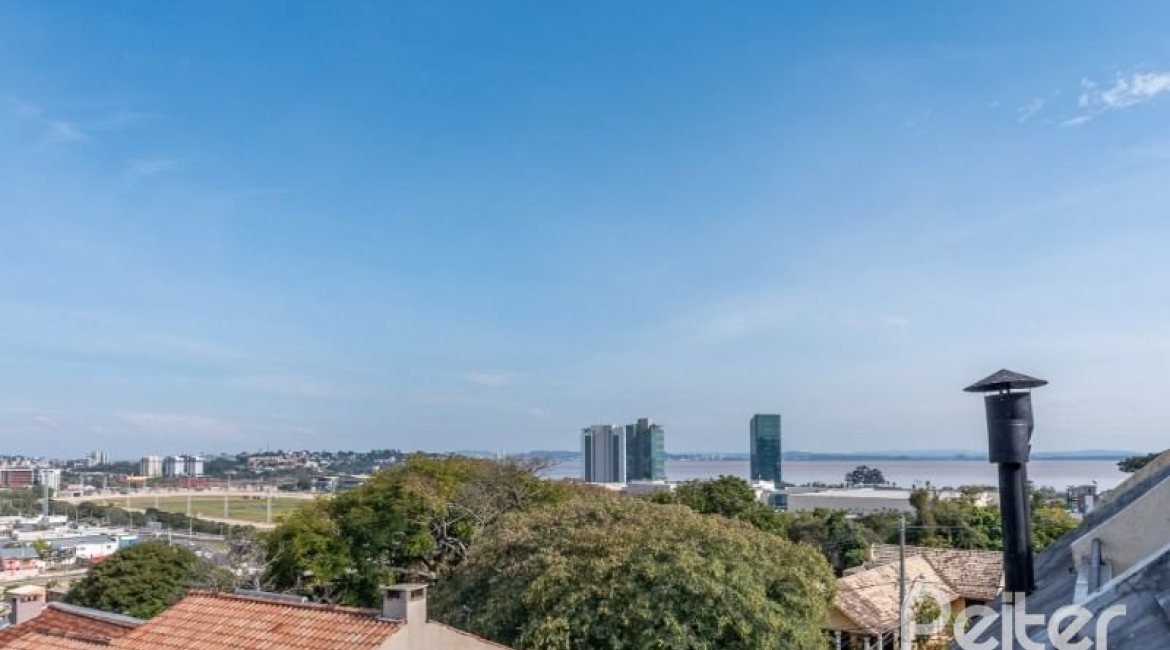 Casa em Condomínio à venda com 204m², 3 dormitórios, 1 suíte, 2 vagas, no bairro Cristal em Porto Alegre