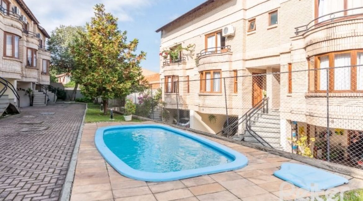 Casa em Condomínio à venda com 204m², 3 dormitórios, 1 suíte, 2 vagas, no bairro Cristal em Porto Alegre