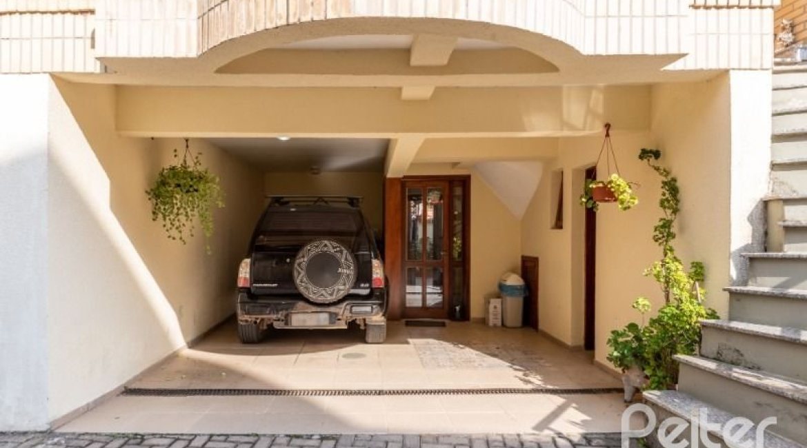 Casa em Condomínio à venda com 204m², 3 dormitórios, 1 suíte, 2 vagas, no bairro Cristal em Porto Alegre