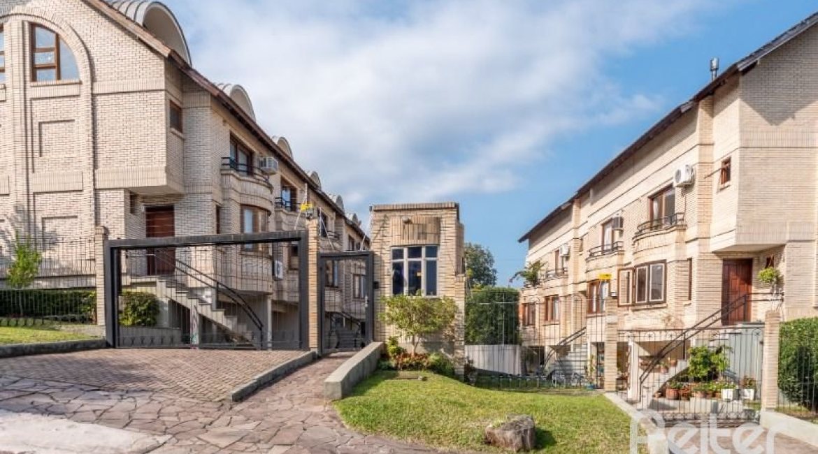 Casa em Condomínio à venda com 204m², 3 dormitórios, 1 suíte, 2 vagas, no bairro Cristal em Porto Alegre