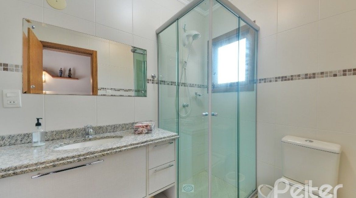 Casa à venda com 197m², 3 dormitórios, 1 suíte, 2 vagas, no bairro Vila Assuncao em Porto Alegre