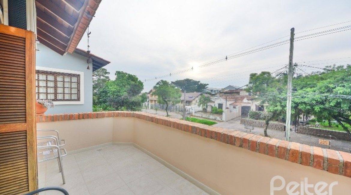 Casa à venda com 197m², 3 dormitórios, 1 suíte, 2 vagas, no bairro Vila Assuncao em Porto Alegre